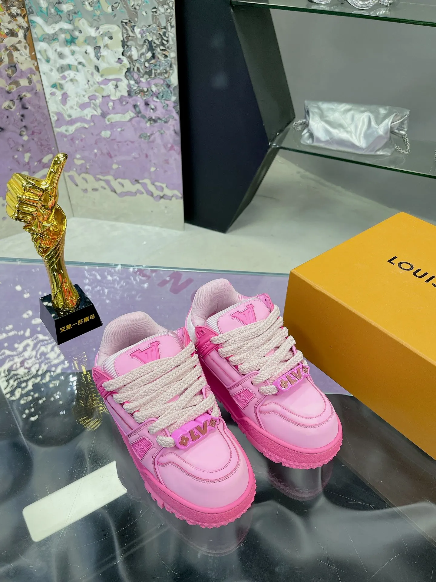 Men's shoes 💰1020❤️❤️❤️ LV donkey brand L's latest catwalk models Chubby Chubby Chubby Chubby TRAINER MAXI bread shoes Skateboard shoes Casual Couple models Sports shoes DIY beading Original purchase and development Production This LV Trainer Maxi sneaker is made of soft cow leather, with a large silhouette and convex outsole to reinterpret the original LV Trainer sneaker design, interpreting the inspiration of retro basketball shoes. Rubber LV monogrammed upper, Monogram floral outsole. Exquisite packaging at the delivery counter 🛍📦 ▪️Fabrics: Original customized imported first-layer cowhide ▪️Lining: Original customized breathable mesh lining ▪️Outsole: Original open-molded TPU combination outsole ▪️Sole thickness: 4CM ▪️Size: Women's 35-41 Men's 39-45